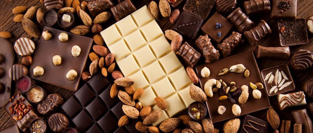Una imagen que muestra varias clases de chocolates diferentes. 