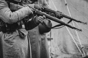 Detalle de dos soldados alemanes portando rifles