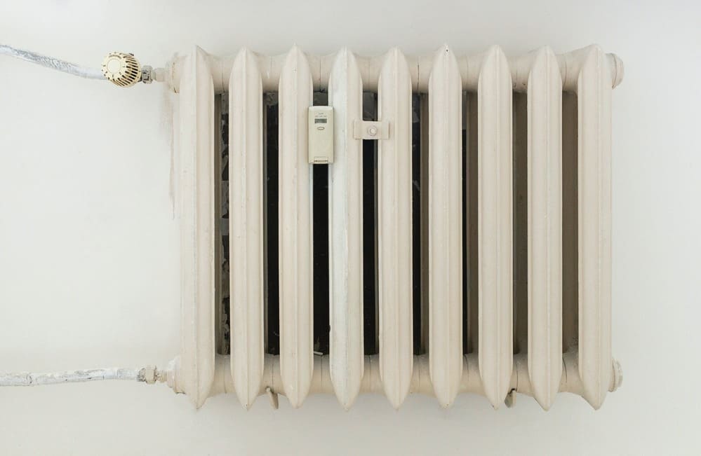 Un radiador de pared en un plano panorámico. 