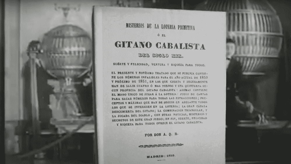 Una imagen en blanco y negro de bolas de lotería y un libro que era un manual antiguo. 