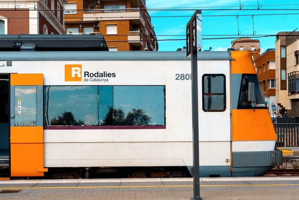 Un tren de Rodalies de Catalunya en plena luz del día en una vía estacionado. 