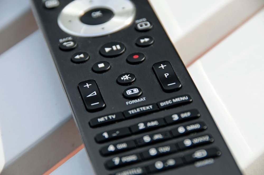 Un primer plano de un mando de televisión con sus botones, incluido el de teletexto.