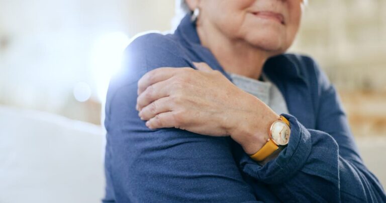 Una anciana se queja de un dolor muscular a la altura del hombro.
