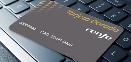 Un ejemplo de tarjeta dorada de Renfe posada encima de un teclado de ordenador
