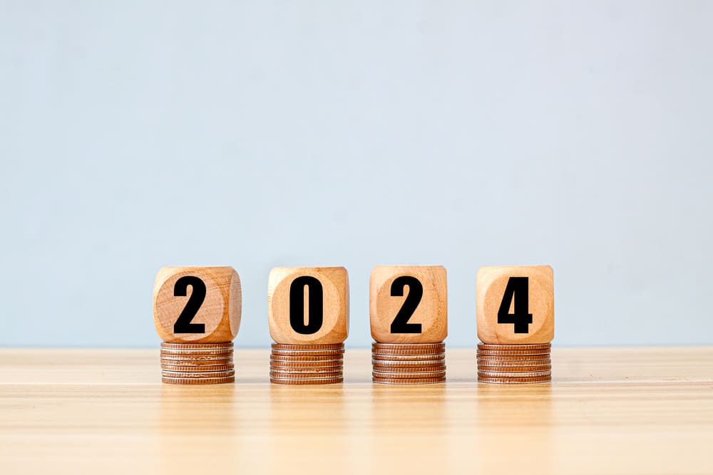 Una imagen de 4 cuadrados de madera que unidos indican que es el año 2024. 