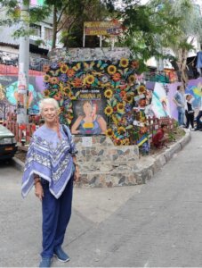 La abuelita mochilera viajando por Medellín