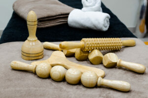 Unos utensilios de madera puestos en una mesa para hacer una terapia de masajes.