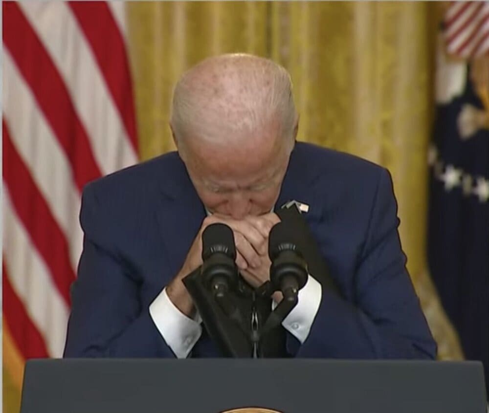 Joe Biden se queda pensativo ante un discurso. 