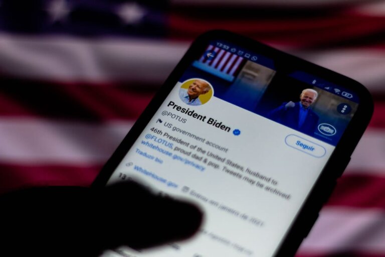 Una foto a una pantalla del móvil en la que aparece el perfil de Twitter de Biden.
