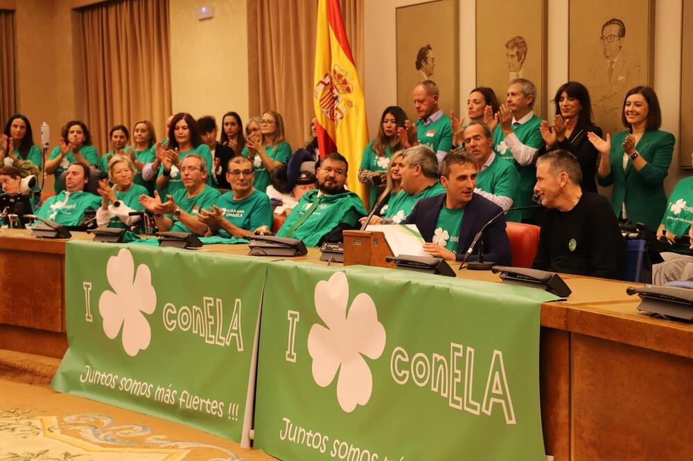 Un grupo de activistas de ConELA vestidos de verde en el Congreso de los Diputados en Madrid. 