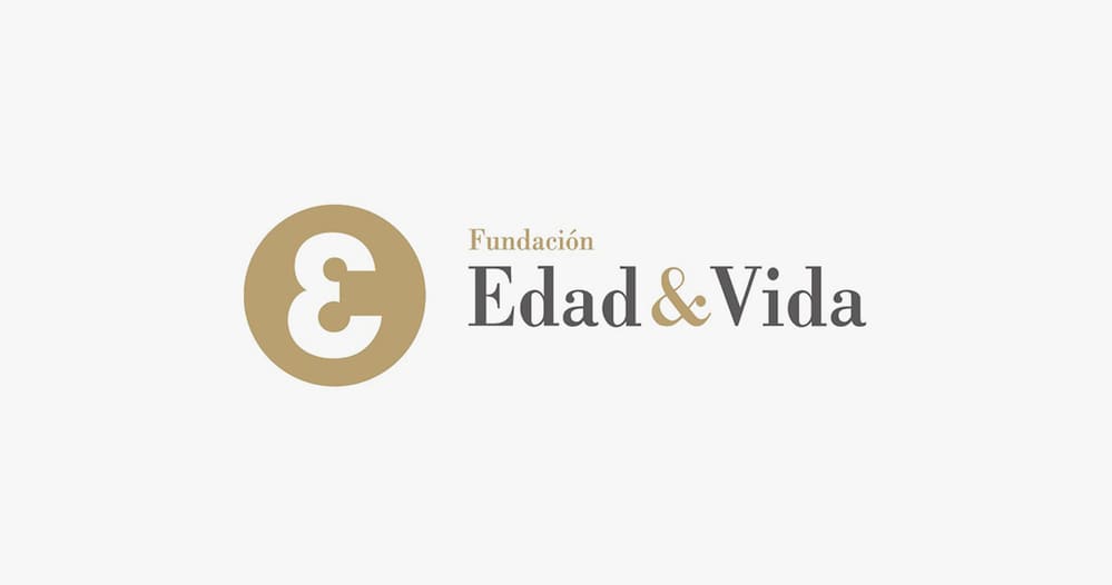 Un logo de una fundación llamada Edad&Vida con colores en negro y marrón tierra. 