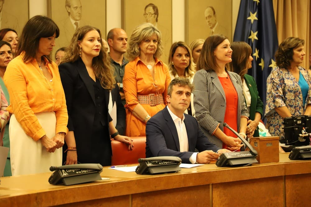 Fernando Martín, presidente de ConELA en el Congreso de los Diputados junto a unas mujeres en una tribuna. 