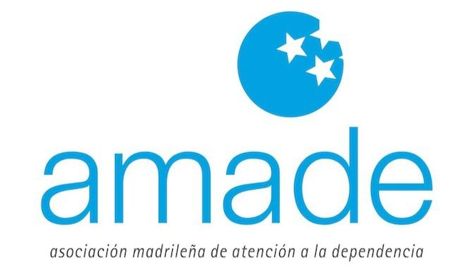 Una ilustración que muestra el logo de AMADE, con las letras en azul y negro. 