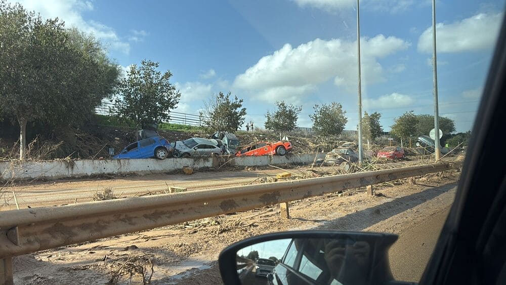 Una autovía en Valencia con coches apilados en los laterales tras el paso de la DANA. 