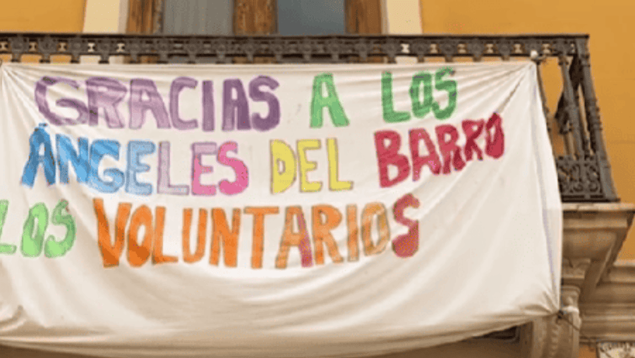 Una pancarta en una finca que agradece la labor de los voluntarios de la DANA en Valencia. 