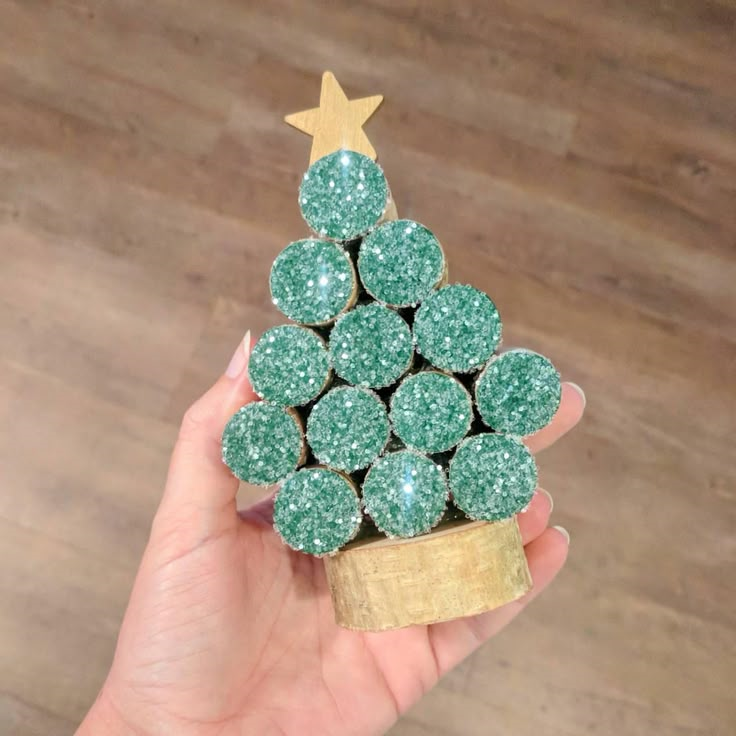 árbol de navidad de corcho con purpurina verde 