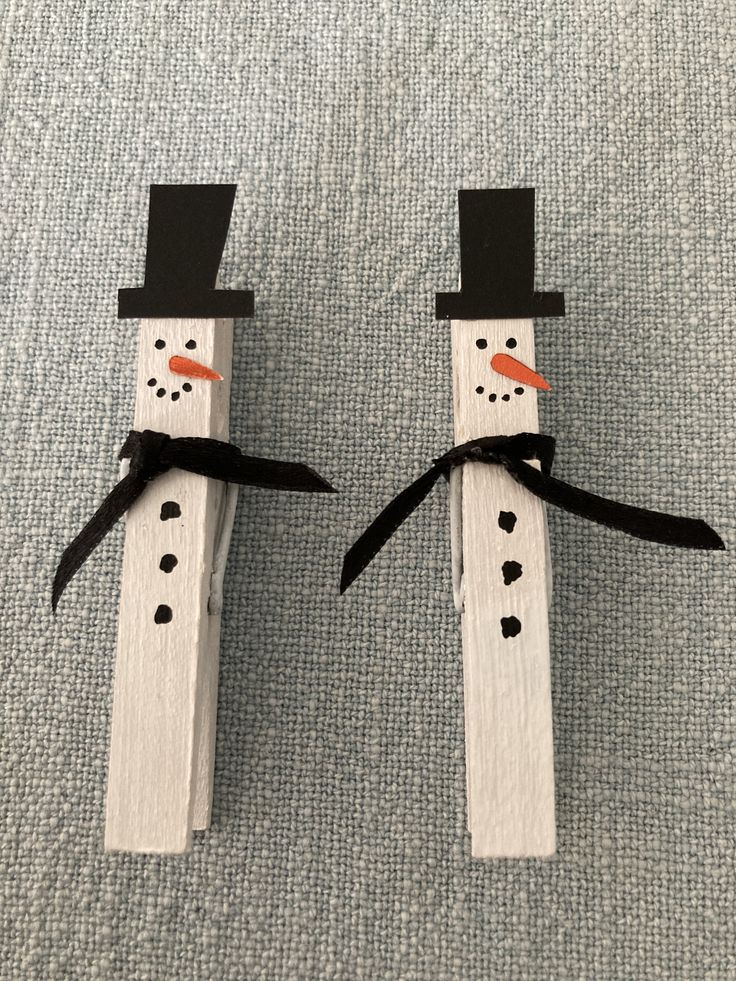 muñecos de nieve hechos con pizas de la ropa 