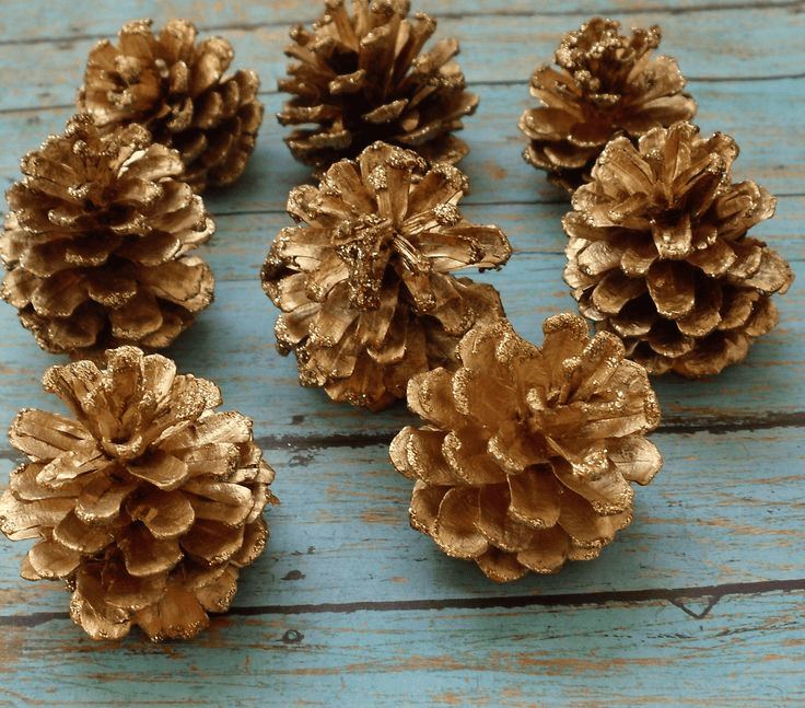 piñas decoradas de navidad en dorado y purpurina dorada 