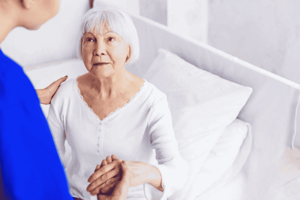 ¿Cómo levantar a una persona mayor de la cama? Consejos para cuidadores