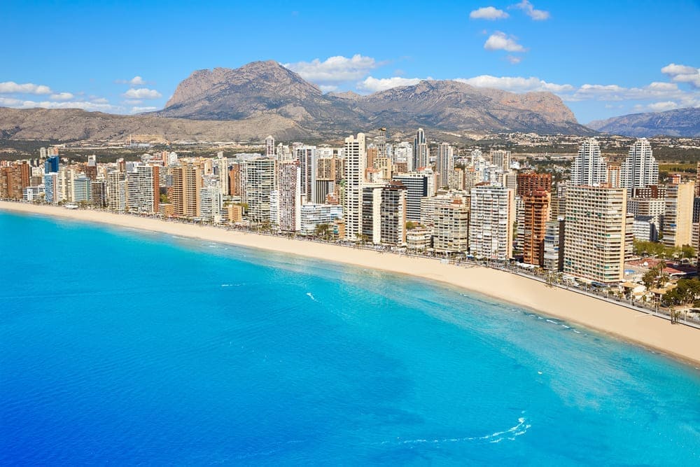 Una vista panorámica del litoral de Benidorm, con sus hoteles al fondo. 