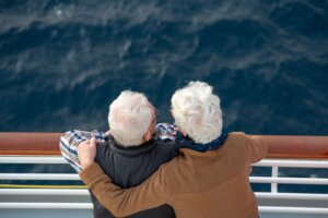 Un matrimonio de personas mayores ven en mar subidos a un barco.