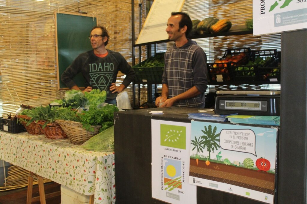 Agricultores locales de Canarias Agricultores de productos locales de Canarias vendiendo su producto de proximidad