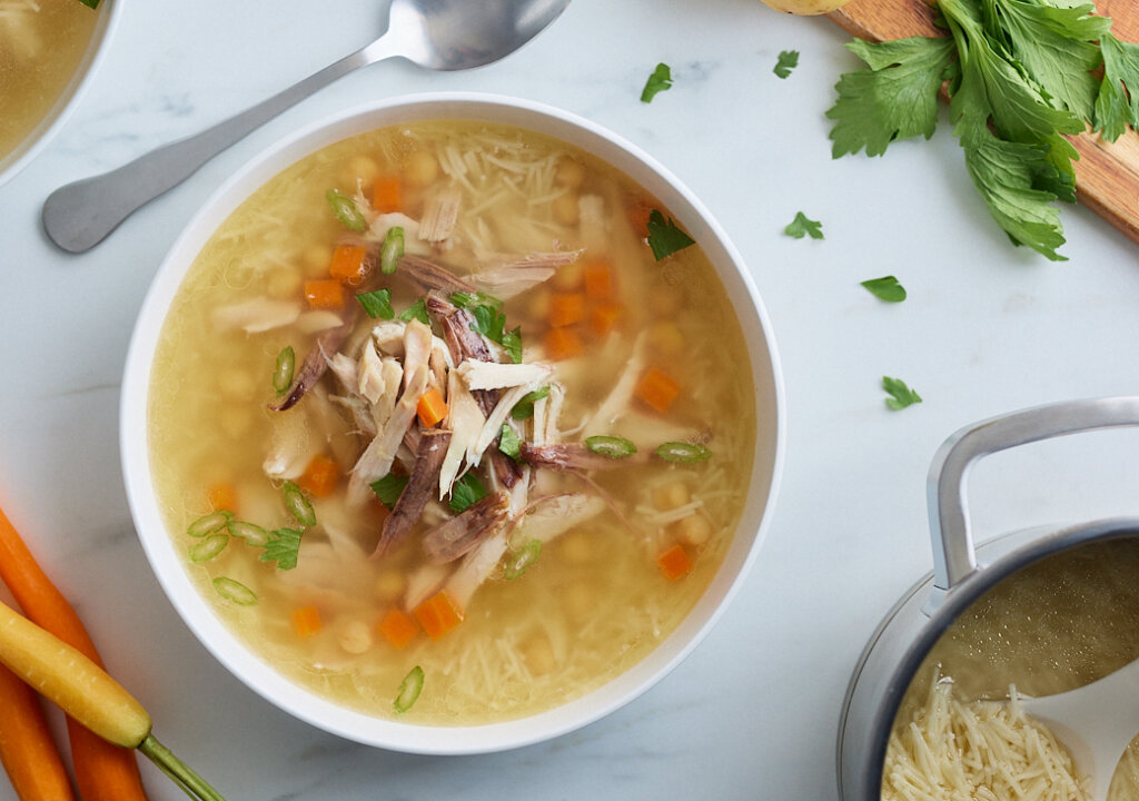 sopa nutritiva con muchos ingredientes 