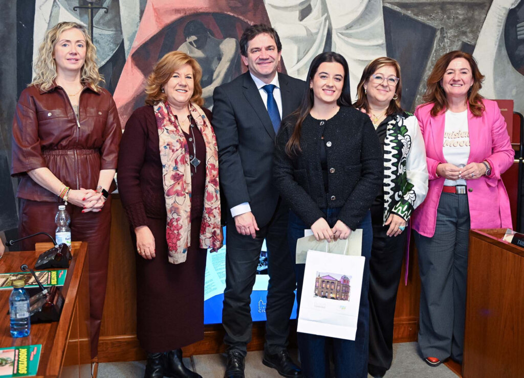 Certamen recuerdos vivos María, nieta de Florencio recogiendo el diploma del Certamen recuerdos Vivos junto a la delegación de Ciudad Real