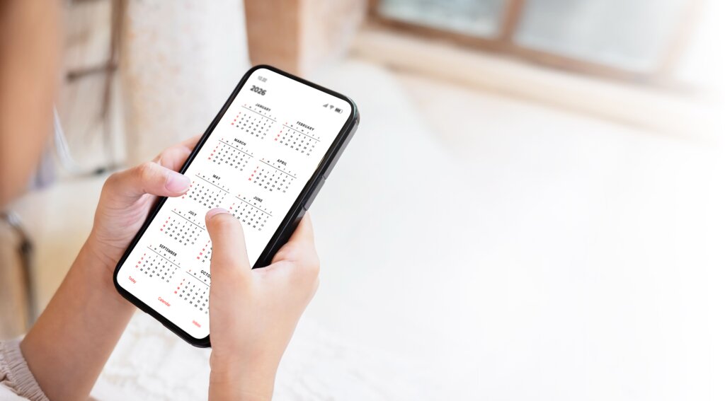 festivos empleadas de hogar 2026 Mujer organizando e el móvil con el calendario 2026