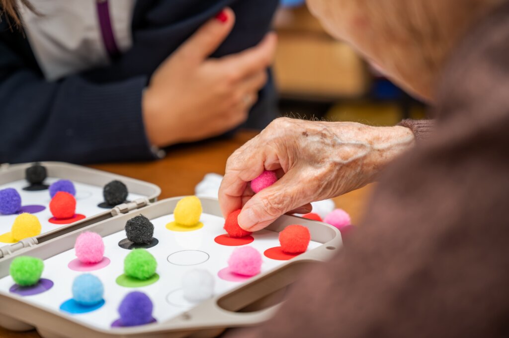 Terapia cognitiva con pompones de colores 