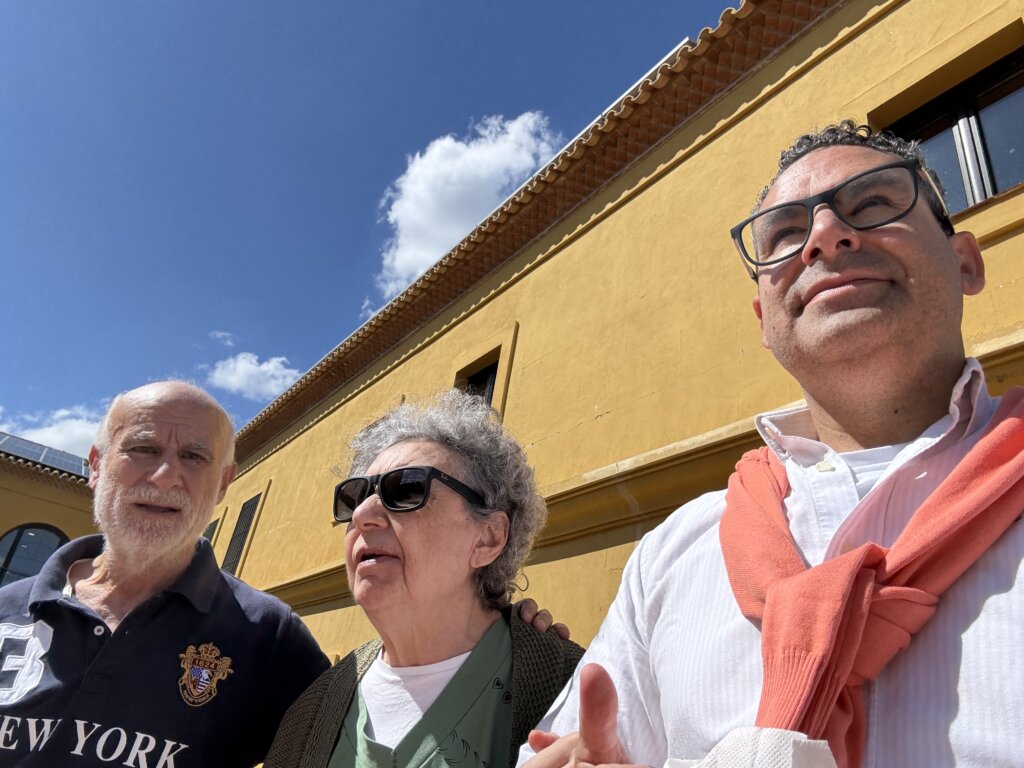 José Gigante fundador de Lewy Body Spain junto a su madre Carmen y su padre. 