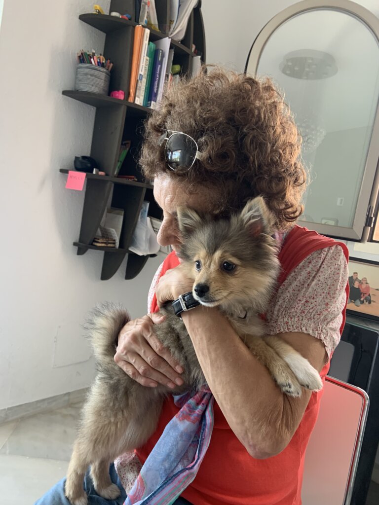 Carmen abrazando un perro 