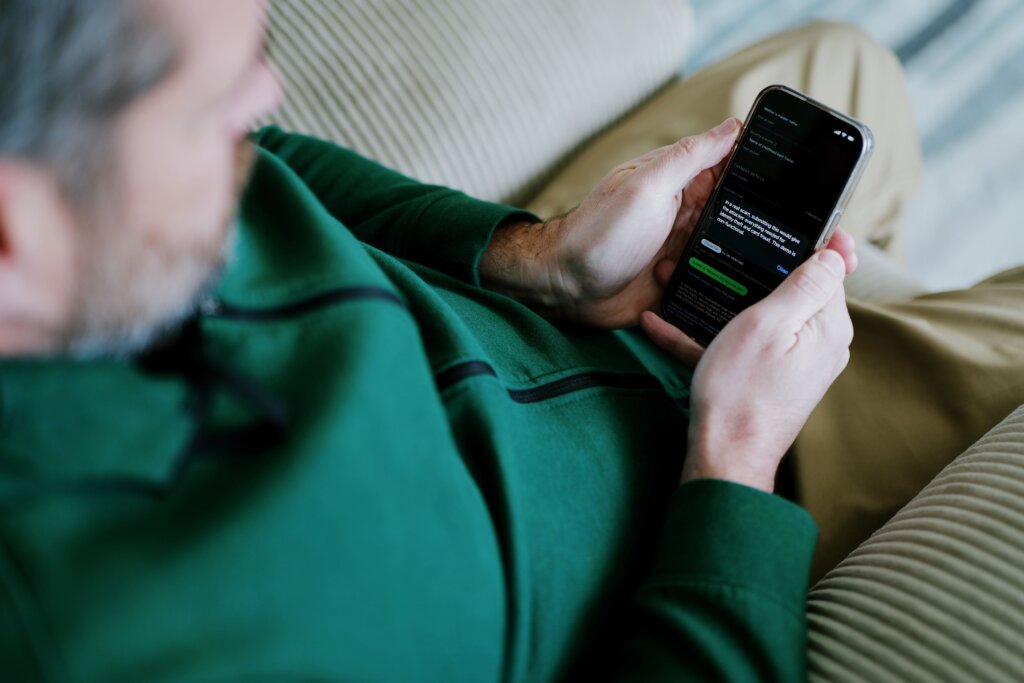 Persona mayor con tecnología hombre mayor utilizando el móvil