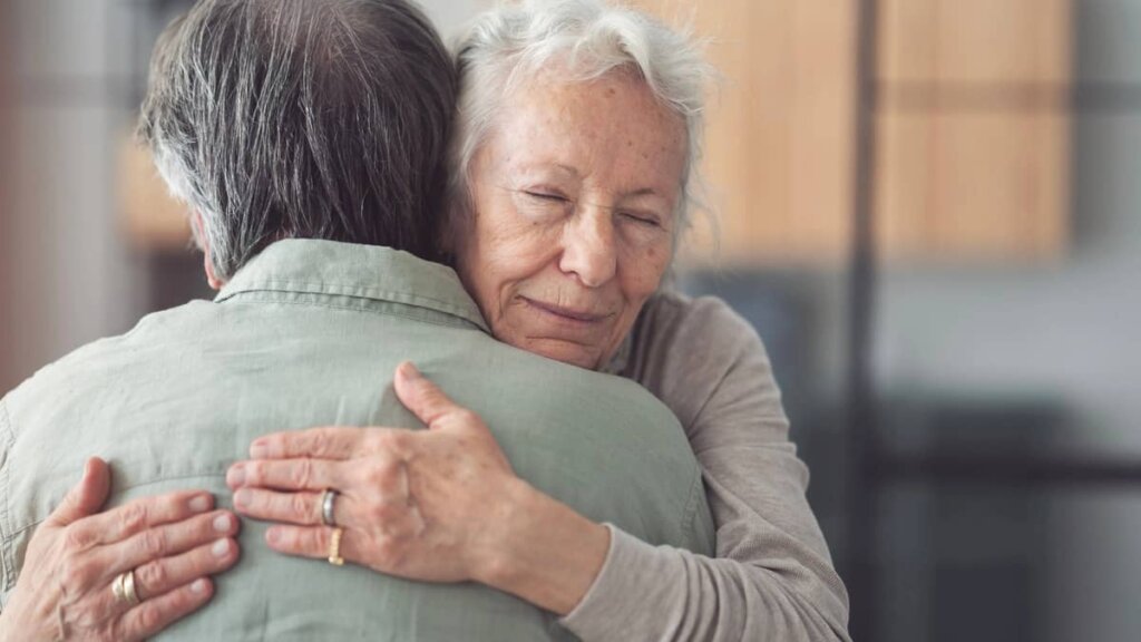 abrazo personas mayores