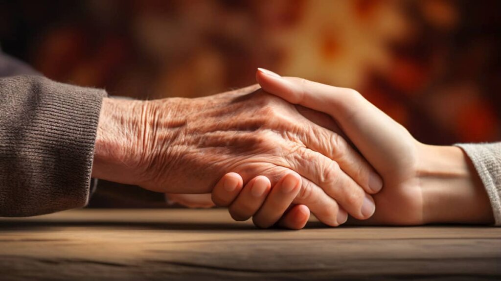 mano mujer joven y anciano