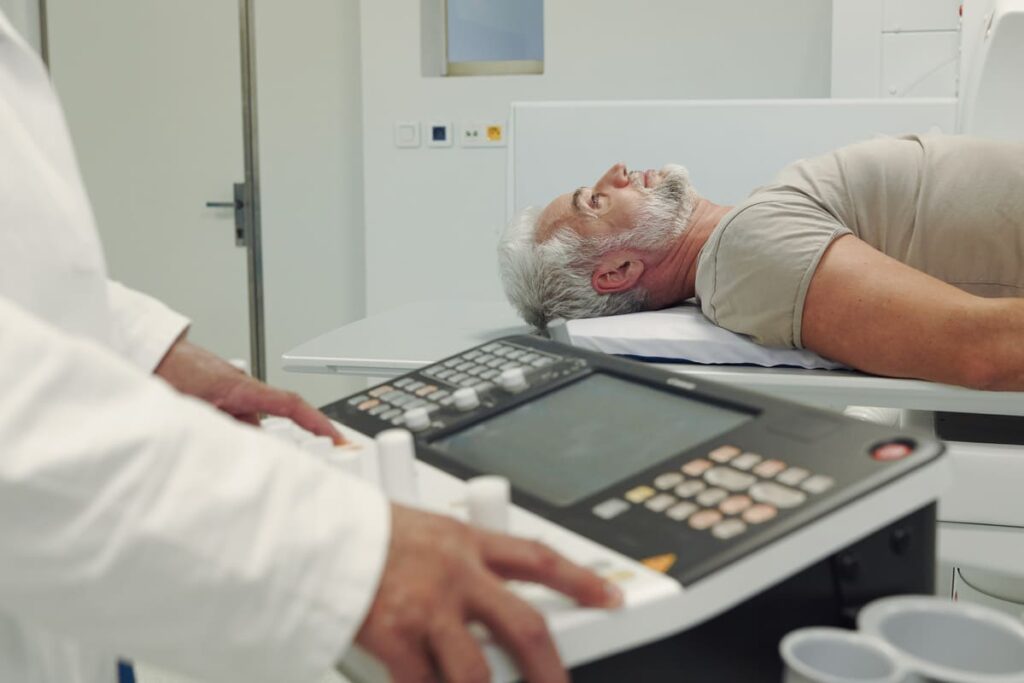 Pruebas médicas y diagnóstico ictus Persona mayor realizándose pruebas médicas