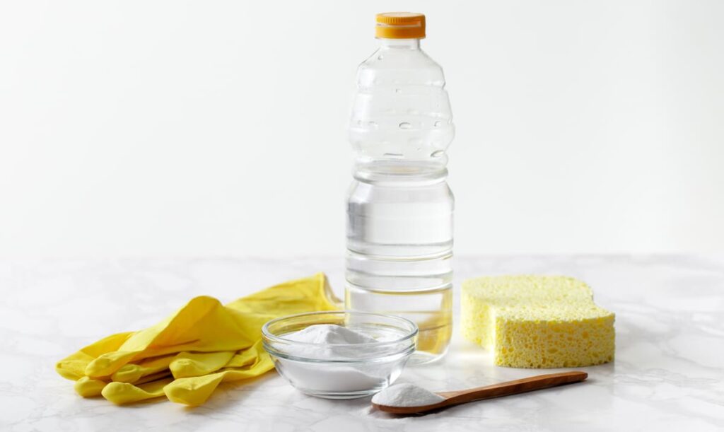 Limpieza de colchón ancianos Productos y utensilios para limpiar el colchón: guantes, bicarbonato, vinagre de limpieza, esponja.