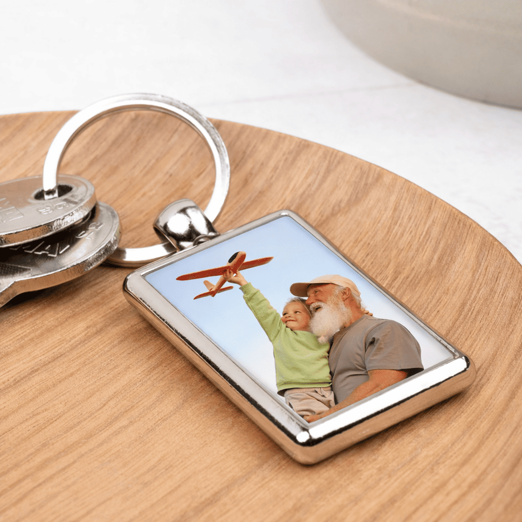 Ideas de regalo día del Padre Llavero personalizado con la foto de un abuelo y nieto
