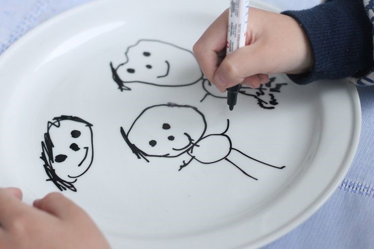 Ideas originales de regalo día del Padre. Plato decorado por los niños con rotulador cerámico para el día del padre.