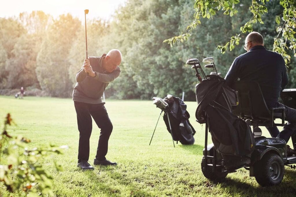 deporte en personas mayores Dos hombres mayores jugando al golf