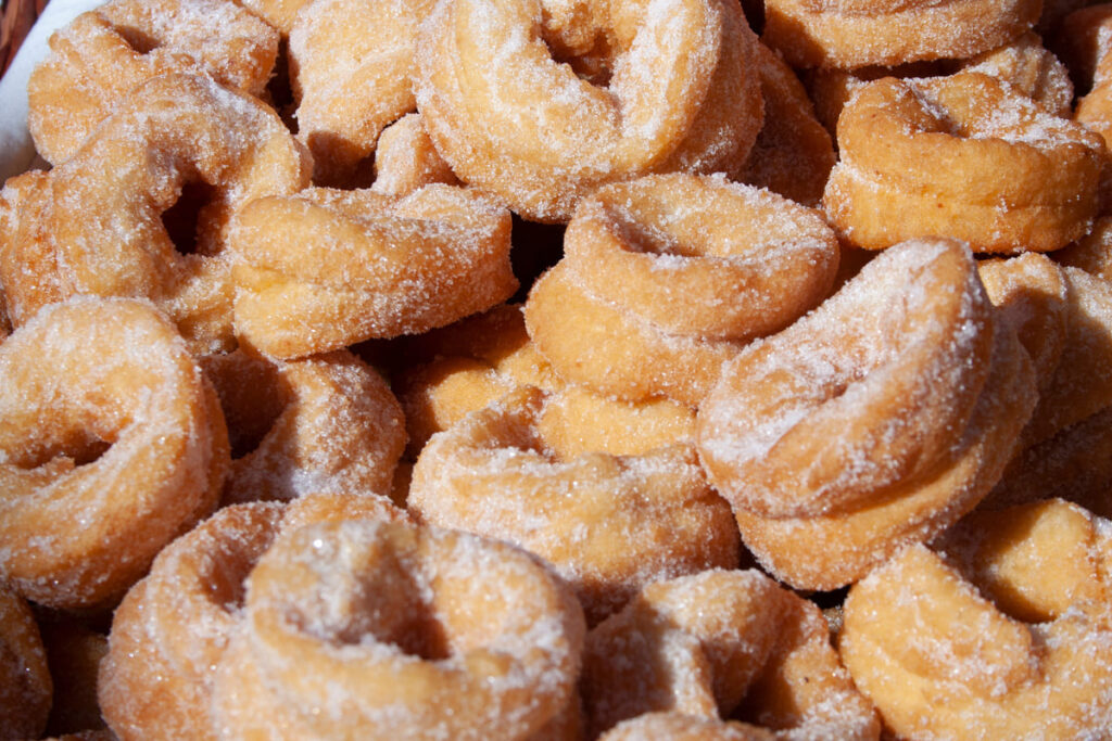Meriendas de los abuelos multitud de rosquillas típicas de la gastronomía española con azúcar.