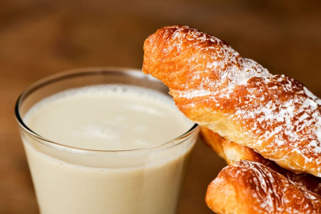 Meriendas de los abuelos fartons y vaso de cristal con horchara