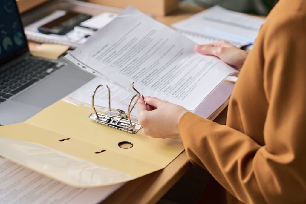 Dar de alta empleada del hogar Mujer con carpeta organizando documentos