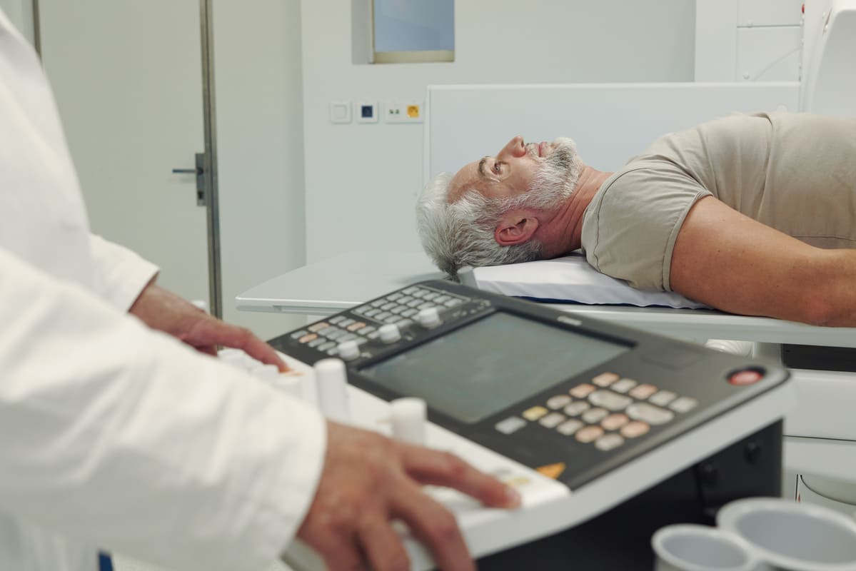 hombre mayor realizándose pruebas cerebrales en el médico