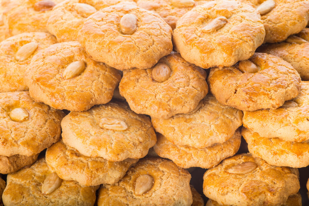 Meriendas de los abuelos multitud de perrunillas, galletas con una almendra en el centro.