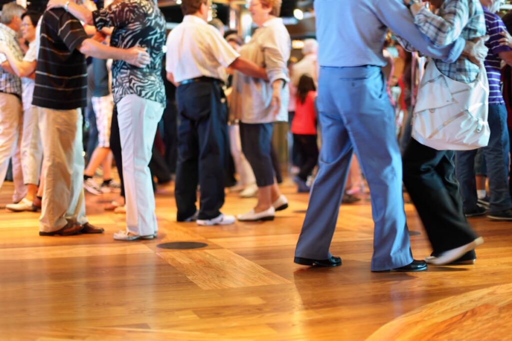Deporte en personas mayores grupo de ancianos en clases de baile ensayando
