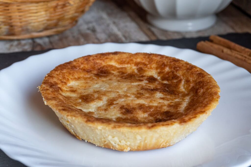Meriendas de los abuelos quesada pasiega sobre plato blanco