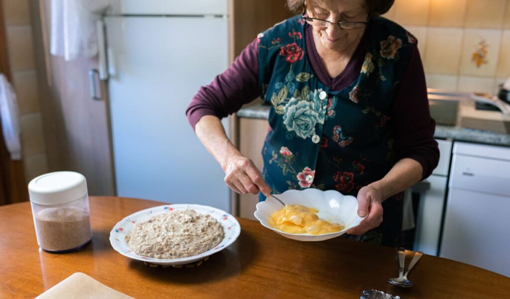 Recetas de abuelos Abuela cocinando