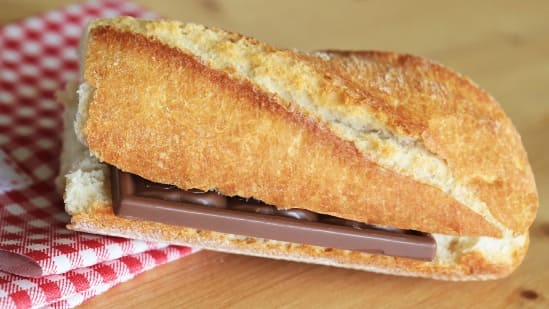 Meriendas de los abuelos Bocadillo de pan con tableta de chocolate en el interior