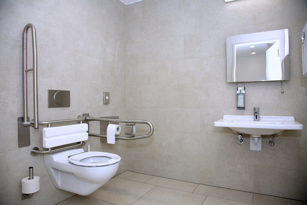 Imagen de baño reformado y adaptado para una persona mayor con movilidad reducida.